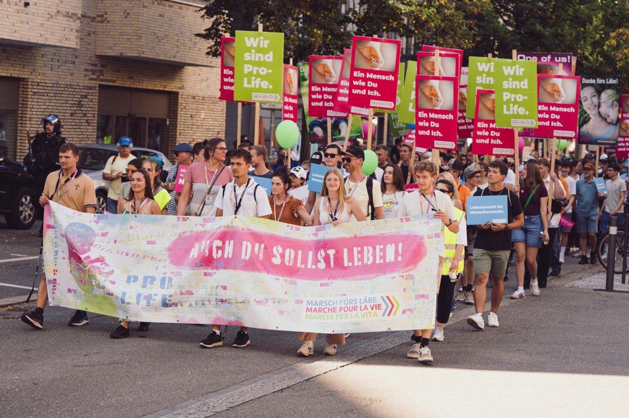 Marcha pela Vida reúne 2.000 participantes contra o aborto nas ruas de Zurique