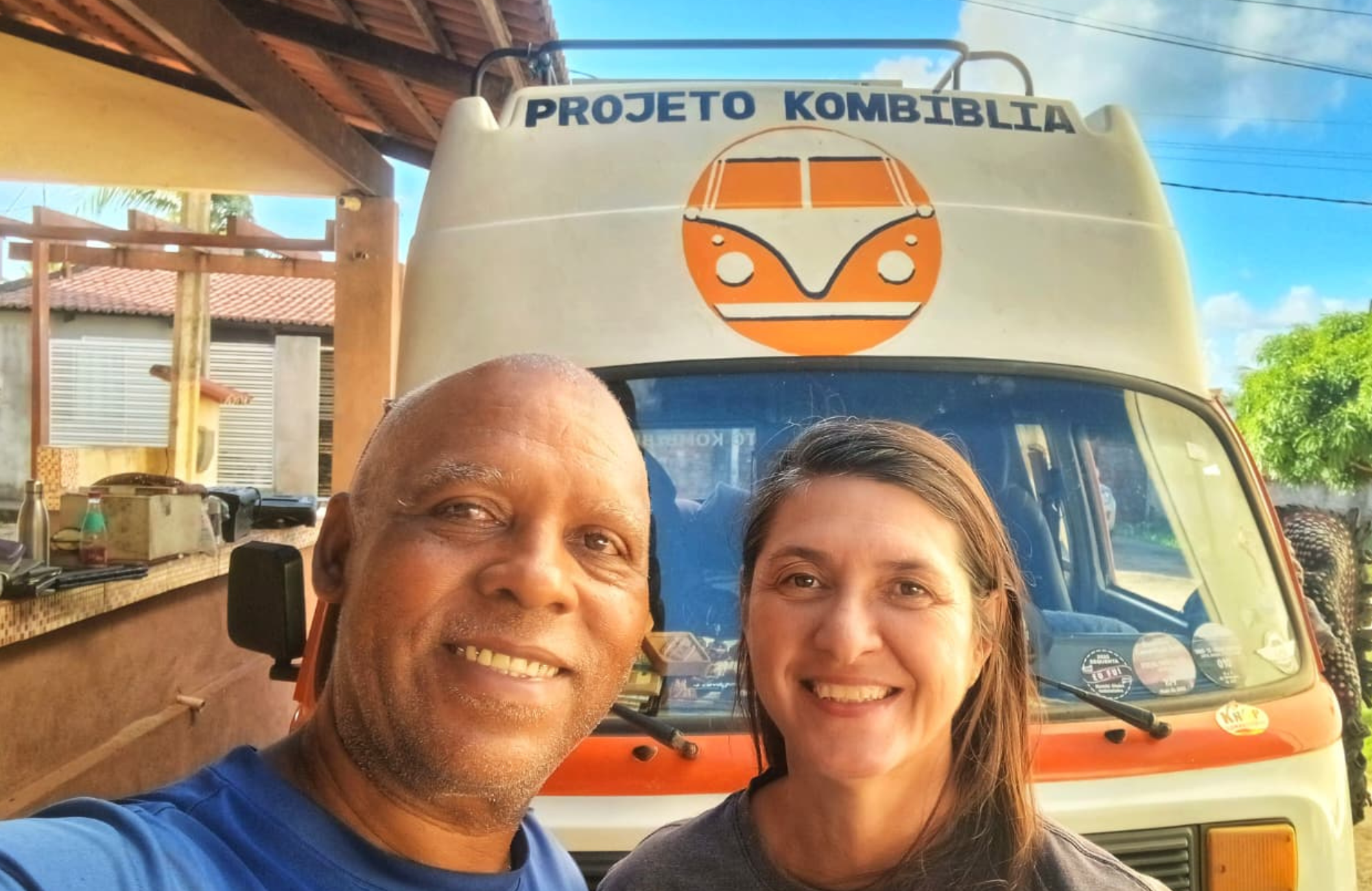 Casal viaja pelo Brasil evangelizando e realizando ação social em kombi adaptada