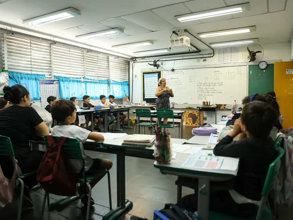 Justiça suspende lei que permite Bíblia como material complementar em escolas de BH