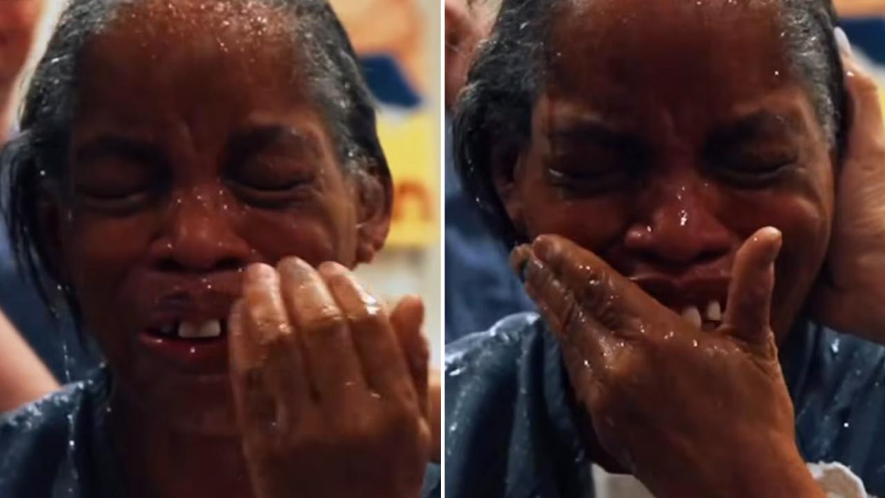 Idosa em cadeira de rodas ora para ser batizada e vê sonho realizado em prisão nos EUA