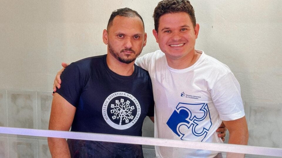 Após ser evangelizado em Libras pela internet, surdo viaja 22h para ser batizado