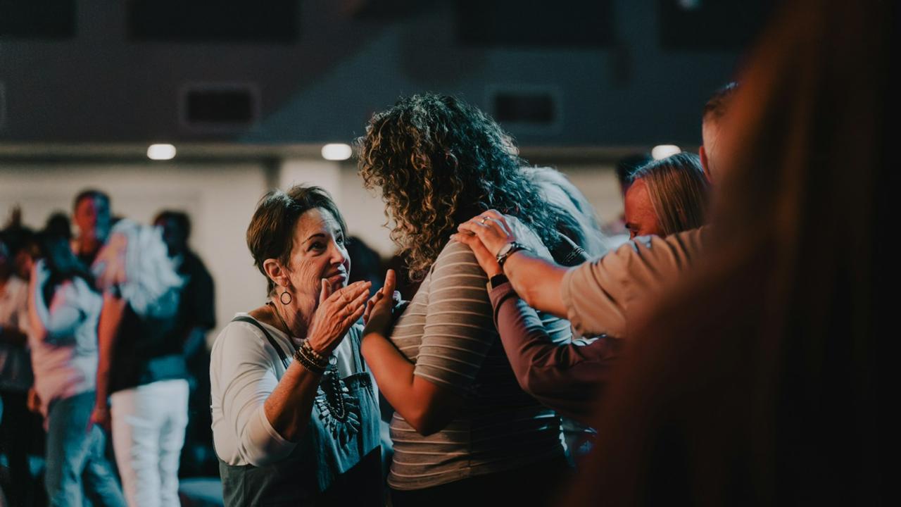 Maioria dos que não frequentam igreja dizem que iriam se fossem convidados, diz pesquisa