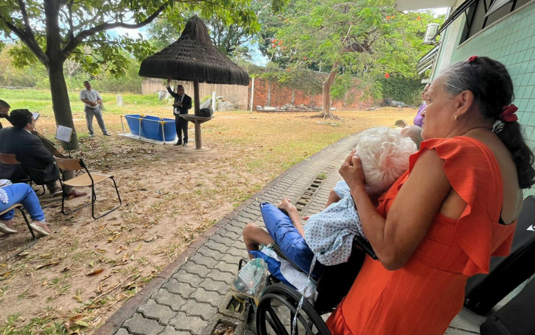 Idoso de 84 anos é batizado em clínica no Ceará: 