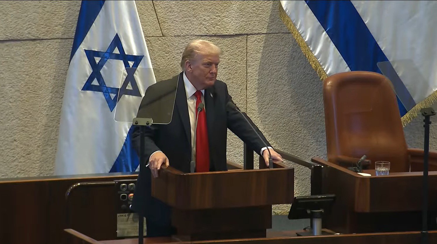 No Parlamento de Israel, Trump agradece ao “Deus Todo-Poderoso de Abraão, Isaque e Jacó”
