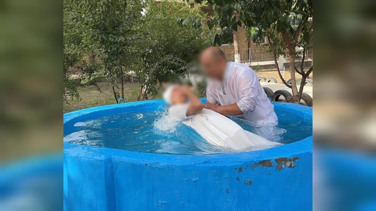 Cristã perseguida é batizada secretamente na Ásia: 