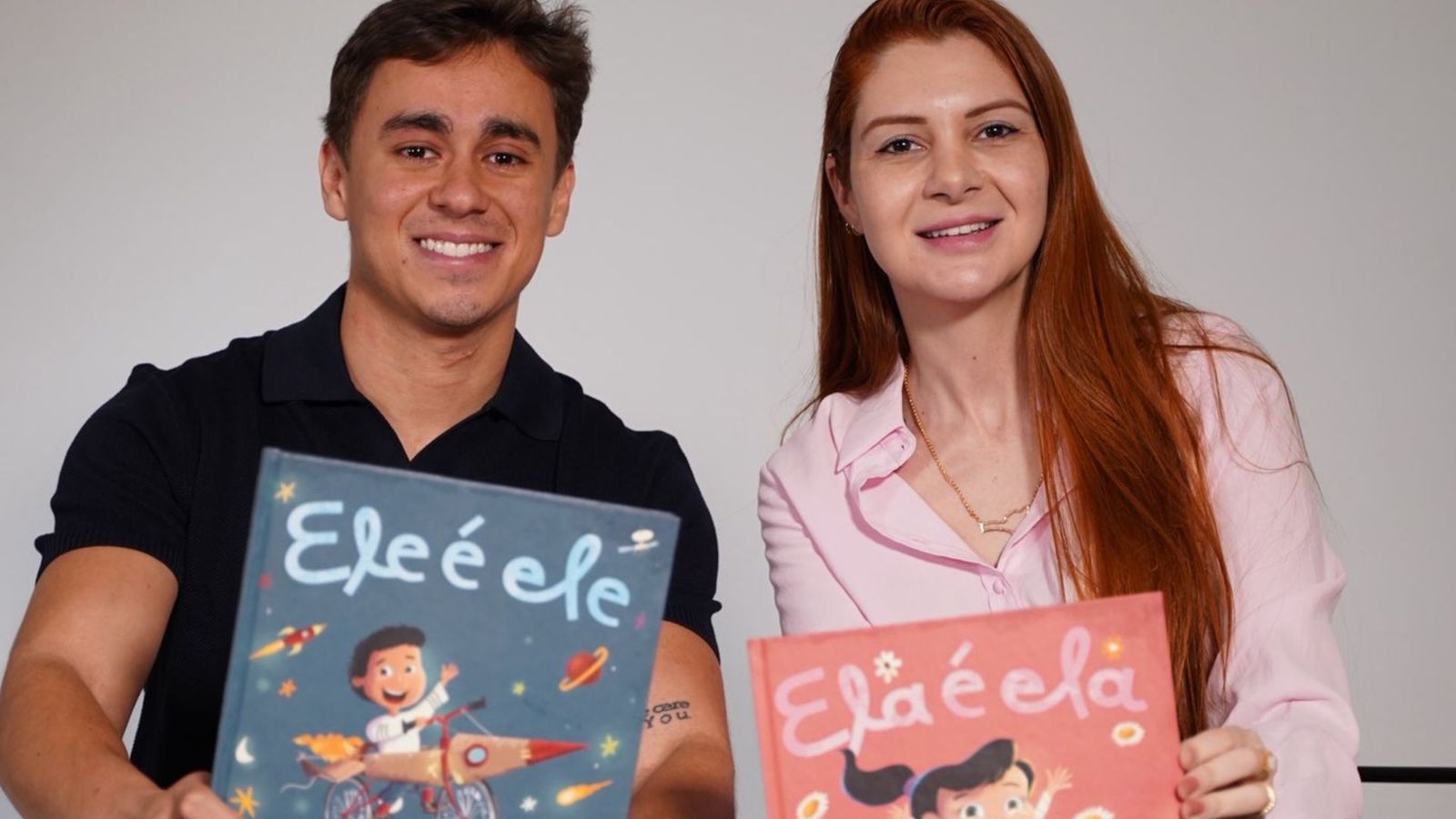 Nikolas Ferreira e Ana Campagnolo lançam livros infantis em combate à identidade de gênero