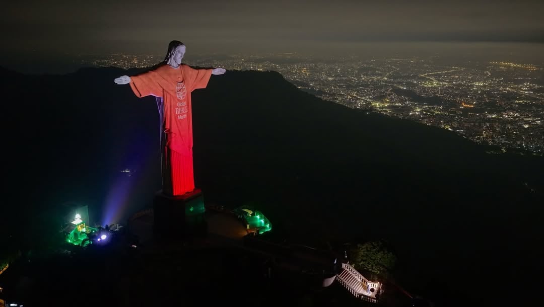 Versículo da Bíblia é projetado no Cristo Redentor: “No princípio, o Verbo era Deus”