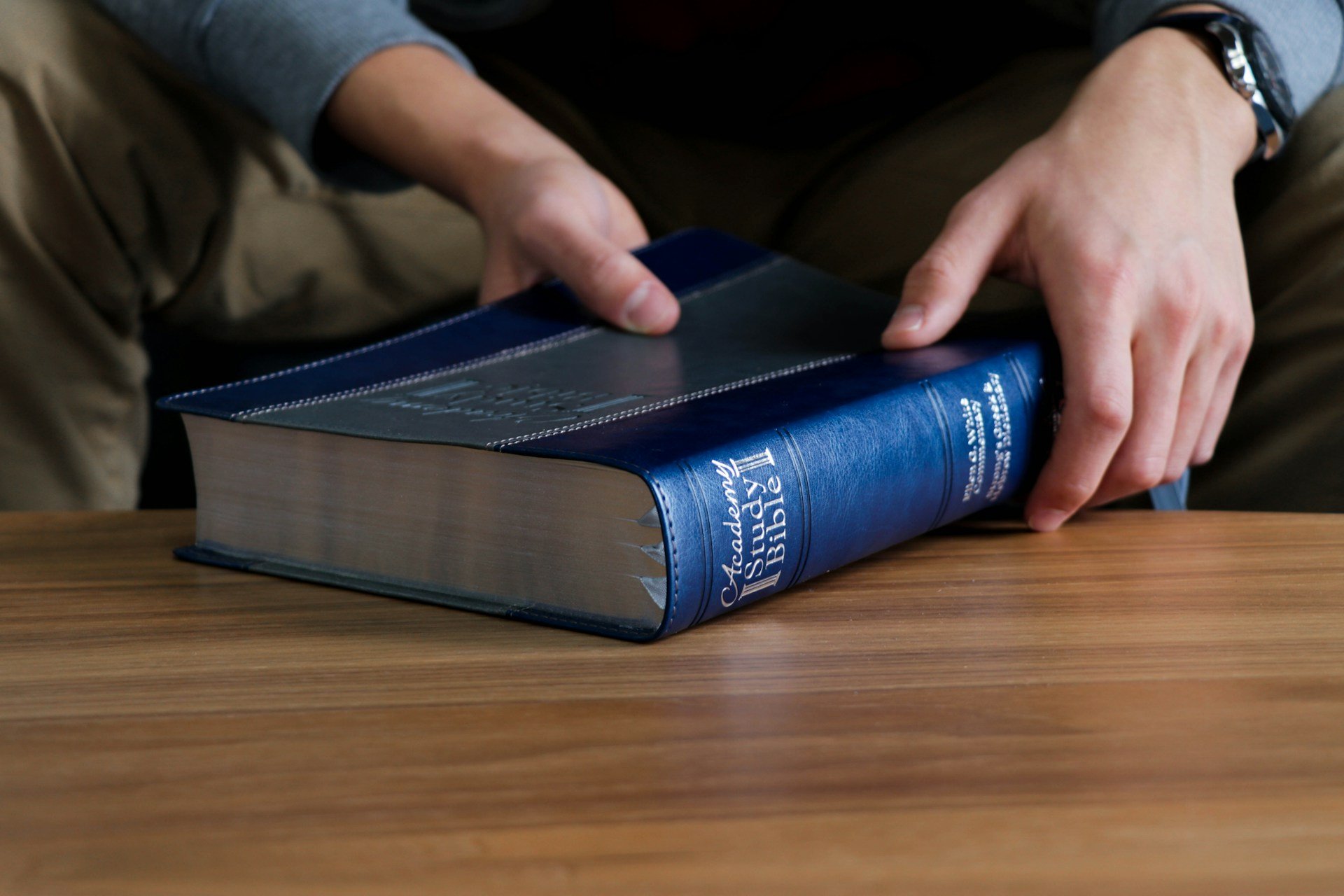 Mais americanos estão lendo a Bíblia, mas poucos acreditam que ela seja 100% precisa