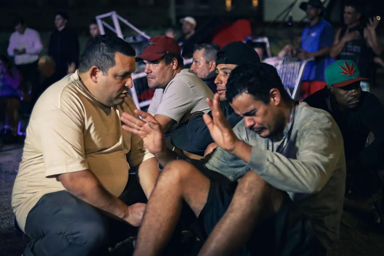 Mais de 250 sem-tetos aceitam Jesus em cultos debaixo da ponte no RS: “Nova vida”