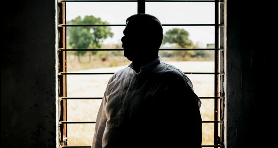 Após agressões na prisão, pastor ora por filho de carcereiro que é milagrosamente curado