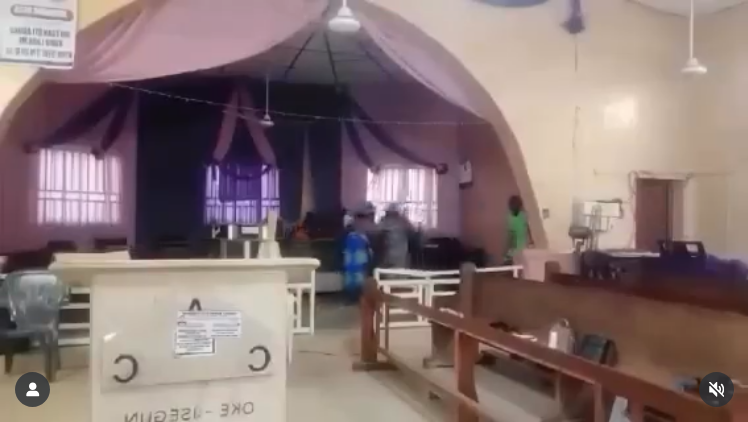 Terroristas atacam cristãos durante culto na Nigéria; ação foi transmitida ao vivo
