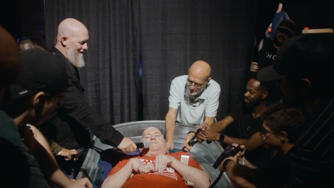 Paralítico é batizado, após amigo orar por 35 anos: “Jesus é meu Salvador”