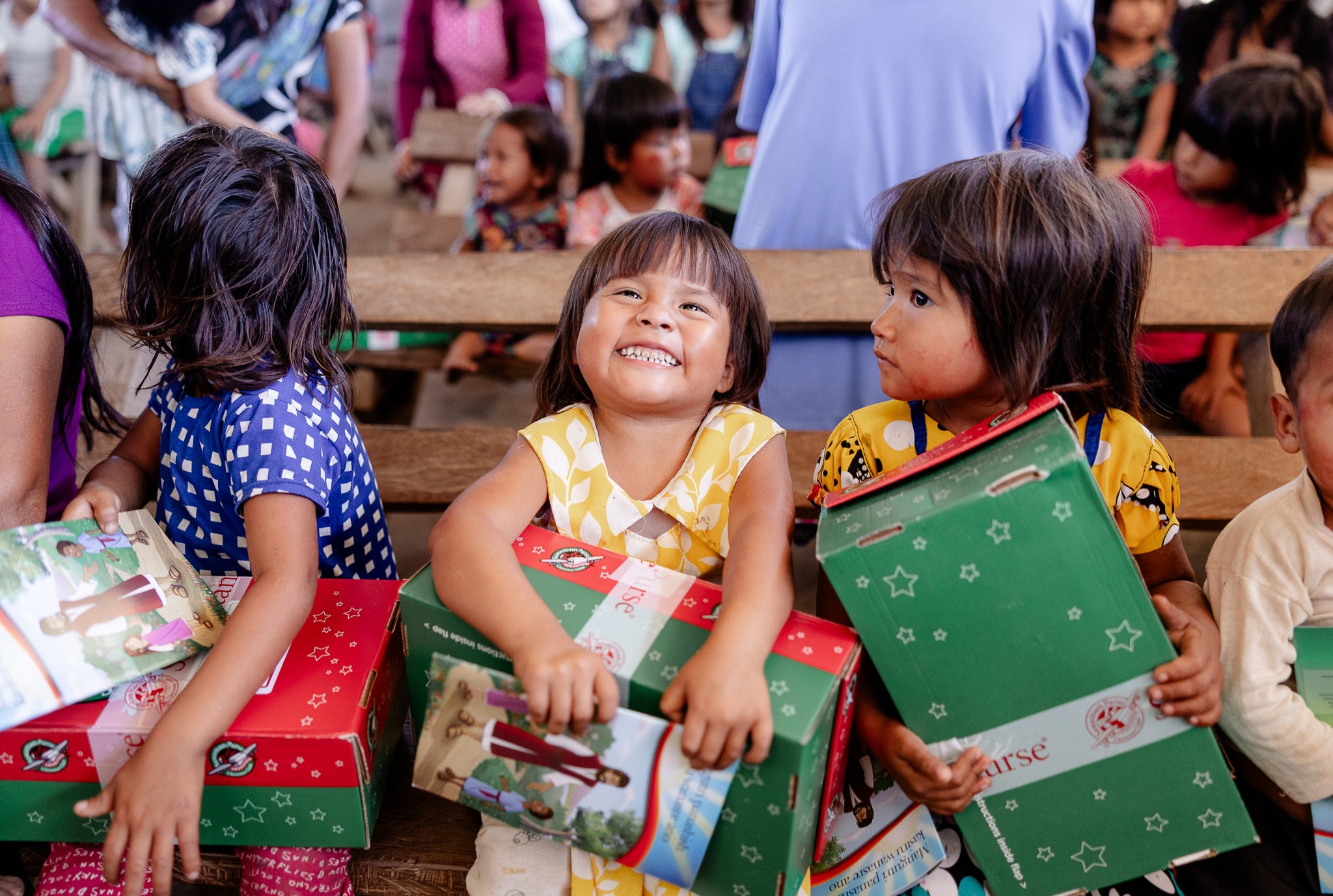 Missão de Franklin Graham dará caixas de sapato com presentes a 13 milhões de crianças