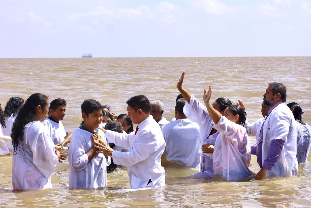 Mais de 300 pessoas são batizadas em batistério público em Macapá