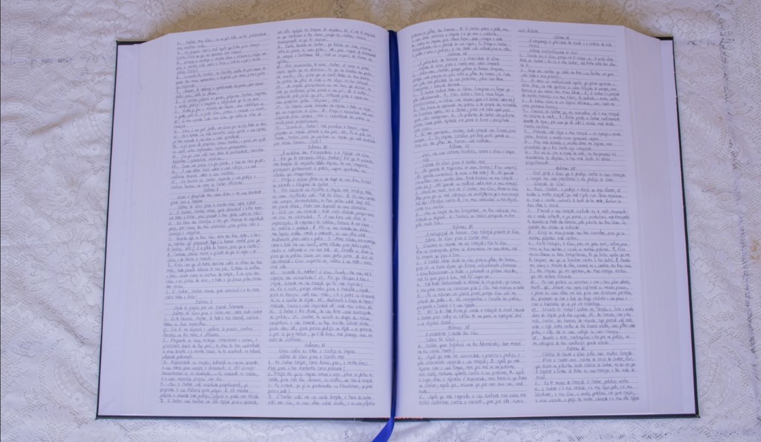 Bíblia gigante é produzida por 56 membros de igreja evangélica no Espírito Santo