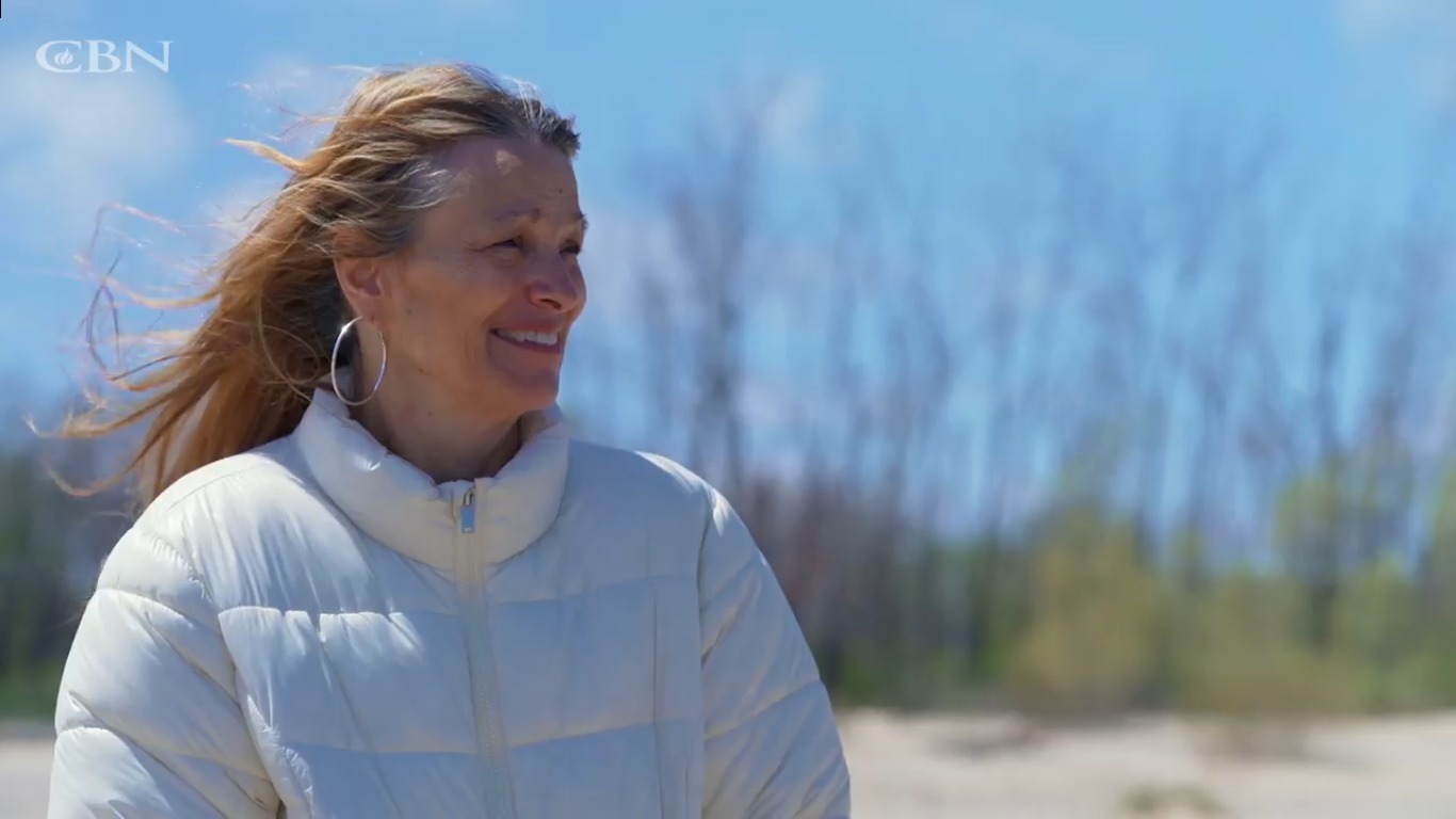 Mulher sobrevive a AVC e é curada de sequelas após orações: ‘Sem Jesus, não estaria aqui’