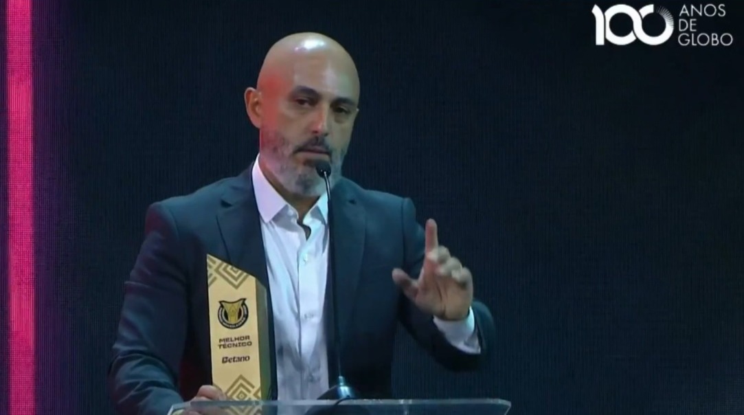 Rafael Guanaes exalta Jesus ao ser eleito melhor técnico do Brasileirão: “Merece a honra”