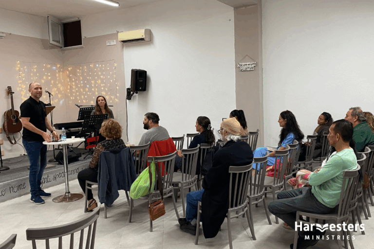 Após WhatsApp por engano, mulher com câncer é curada em oração do vizinho na Itália 