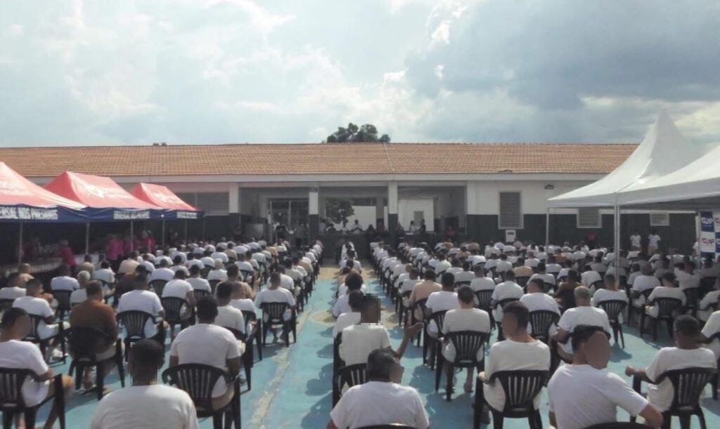 Após receberem Bíblias, 18 presos são batizados em Franco da Rocha 