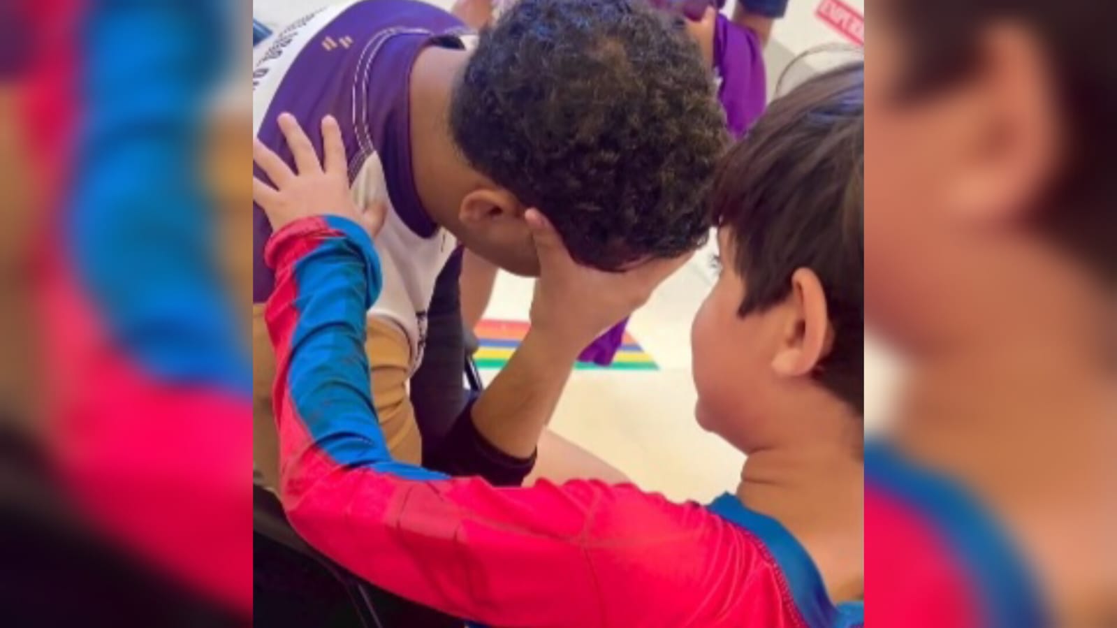 Menino de 8 anos ora por doente em hospital: “Pai, coloque sua mão nele e cura”