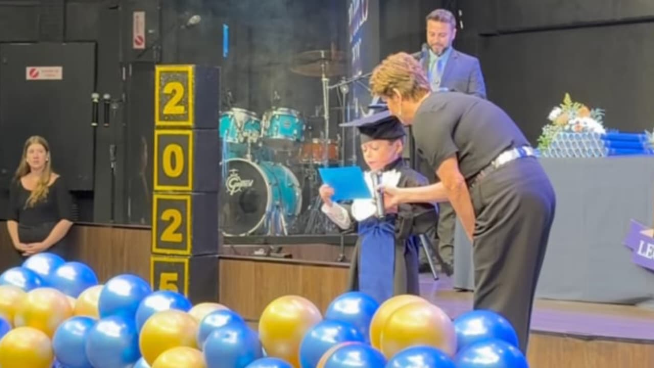 Menino com síndrome agradece a Deus em formatura na escola: “A Ele toda honra”
