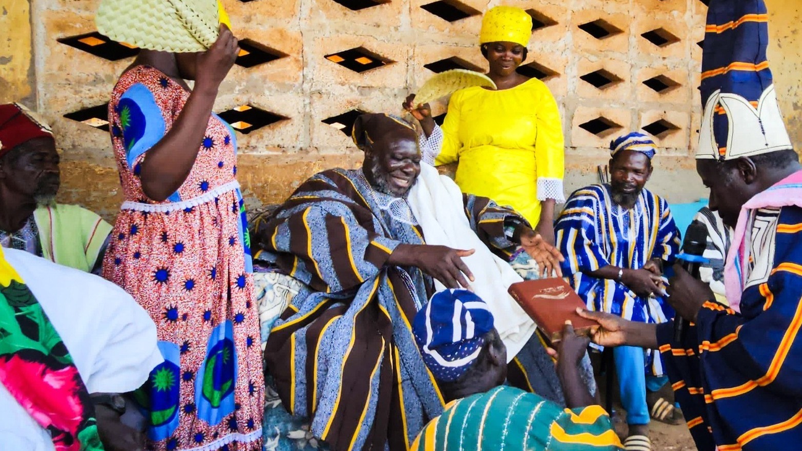 Povo de Gana recebe Bíblia após 20 anos de trabalho de tradução: “Fome pela Palavra”