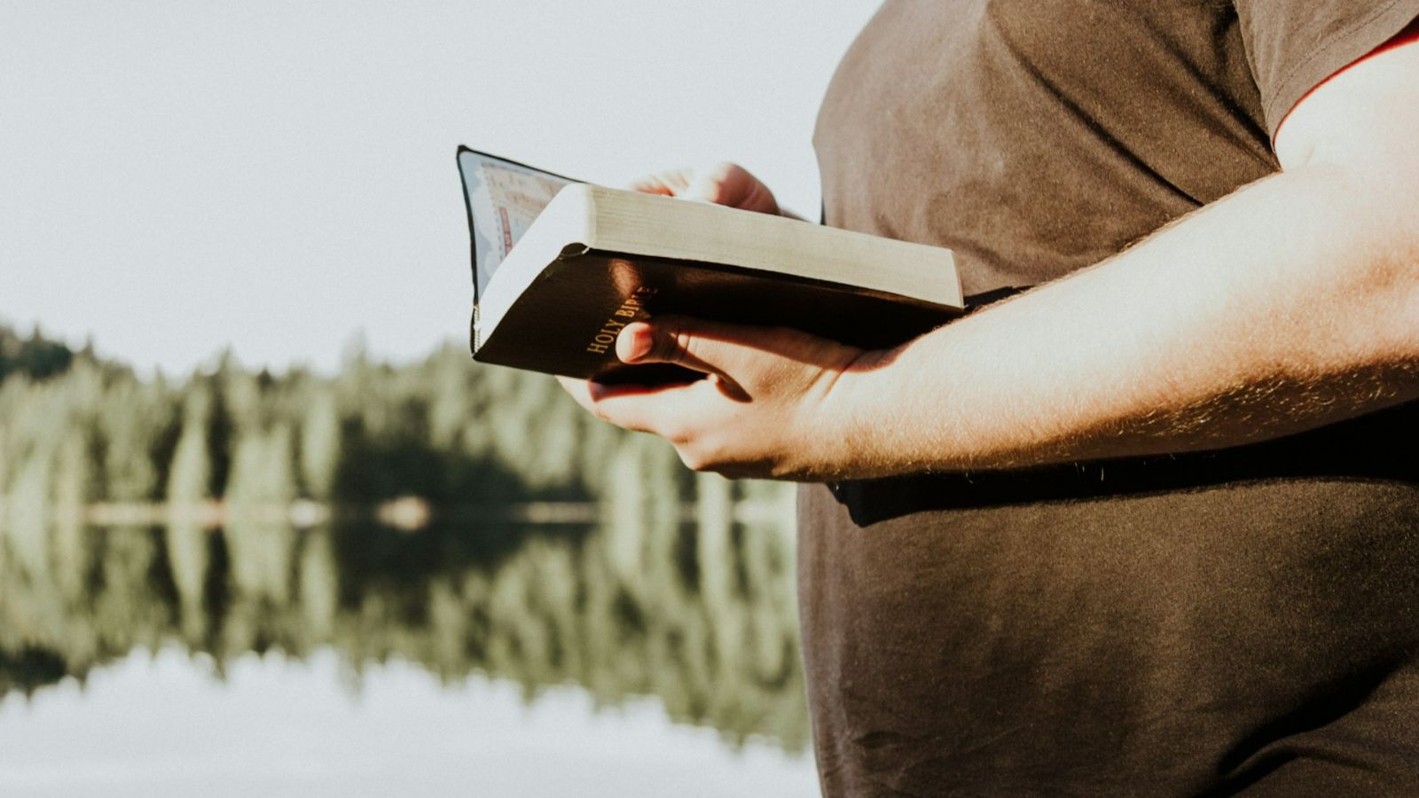 Pastor é atacado a facadas em igreja nos EUA