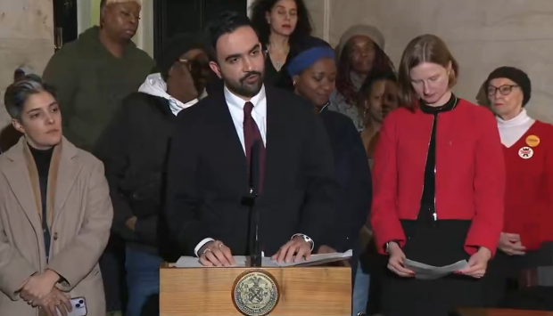 Muçulmano, prefeito de NY revoga políticas contra antissemitismo no 1º dia de gestão