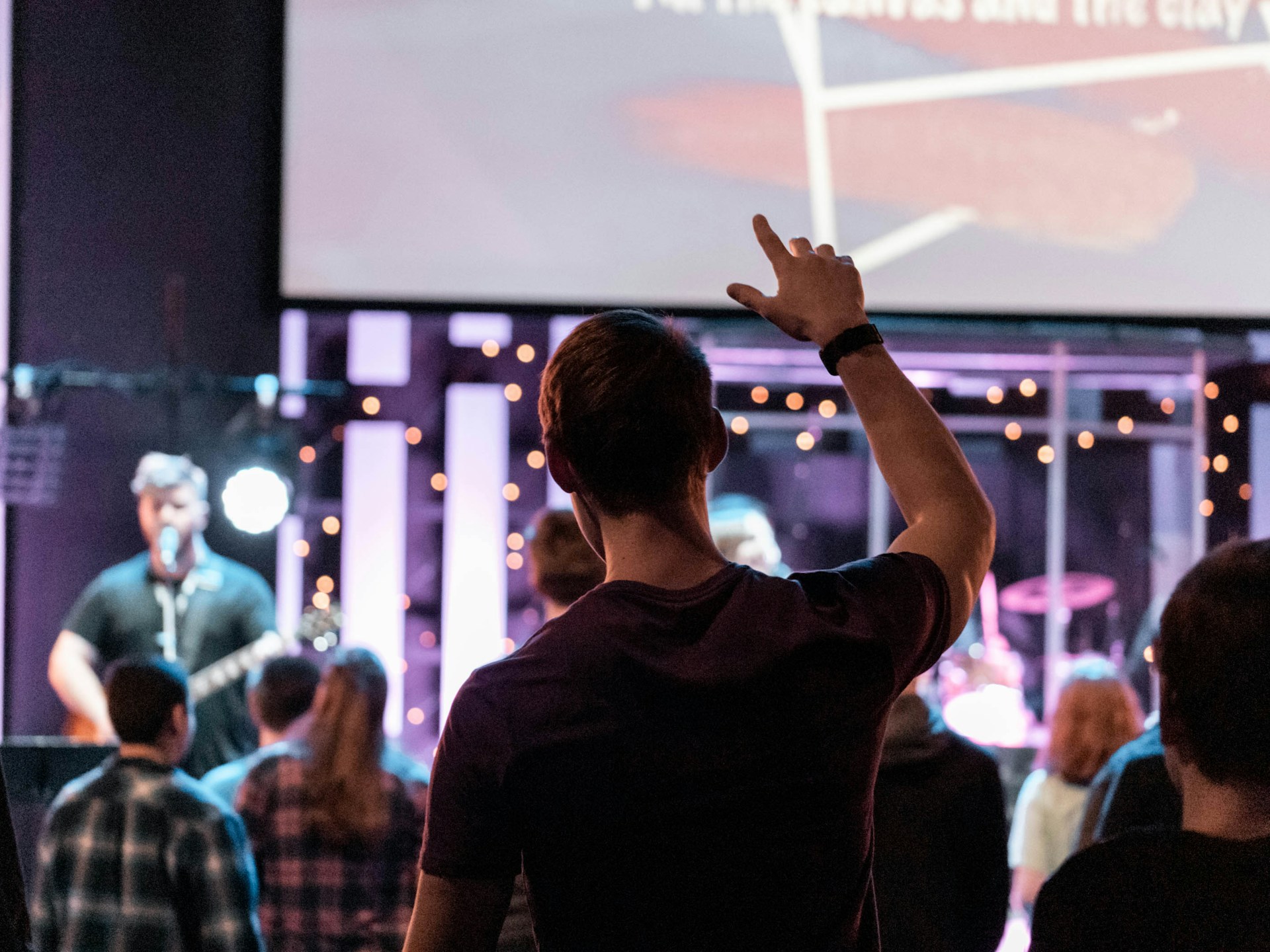 Jovens renovam interesse pelo cristianismo no Reino Unido, aponta pesquisa