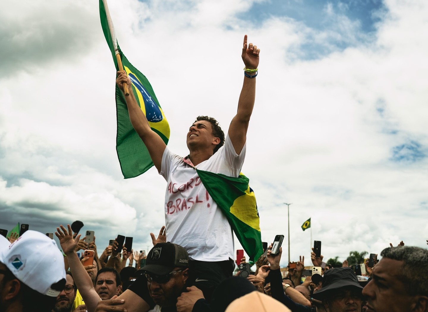 A Caminhada de Nikolas Ferreira: quando Deus move um homem, uma nação desperta