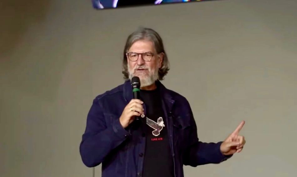 “Usar um relógio de R$ 300 mil é incompatível com a função pastoral”, alerta Carlito Paes