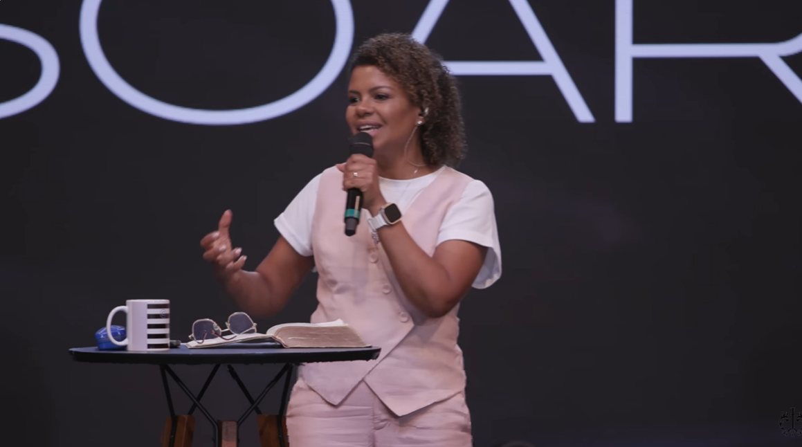 “Nos tornamos profissionais do culto”, diz Nívea Soares ao chamar Igreja ao quebrantamento
