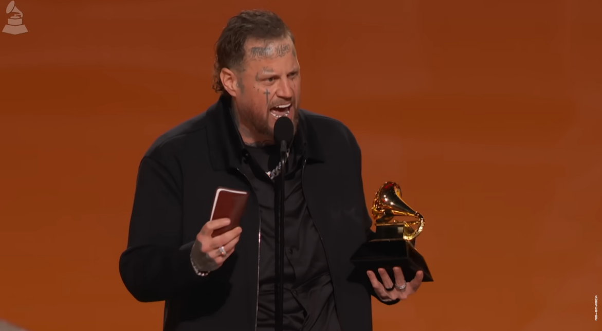 Com a Bíblia na mão, Jelly Roll prega Jesus ao receber Grammy: “Cristo é para todos”