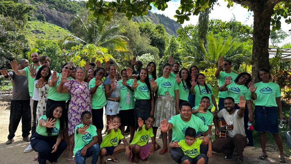 Jovens evangelizam nas férias e levam 200 pessoas ao batismo em Minas Gerais