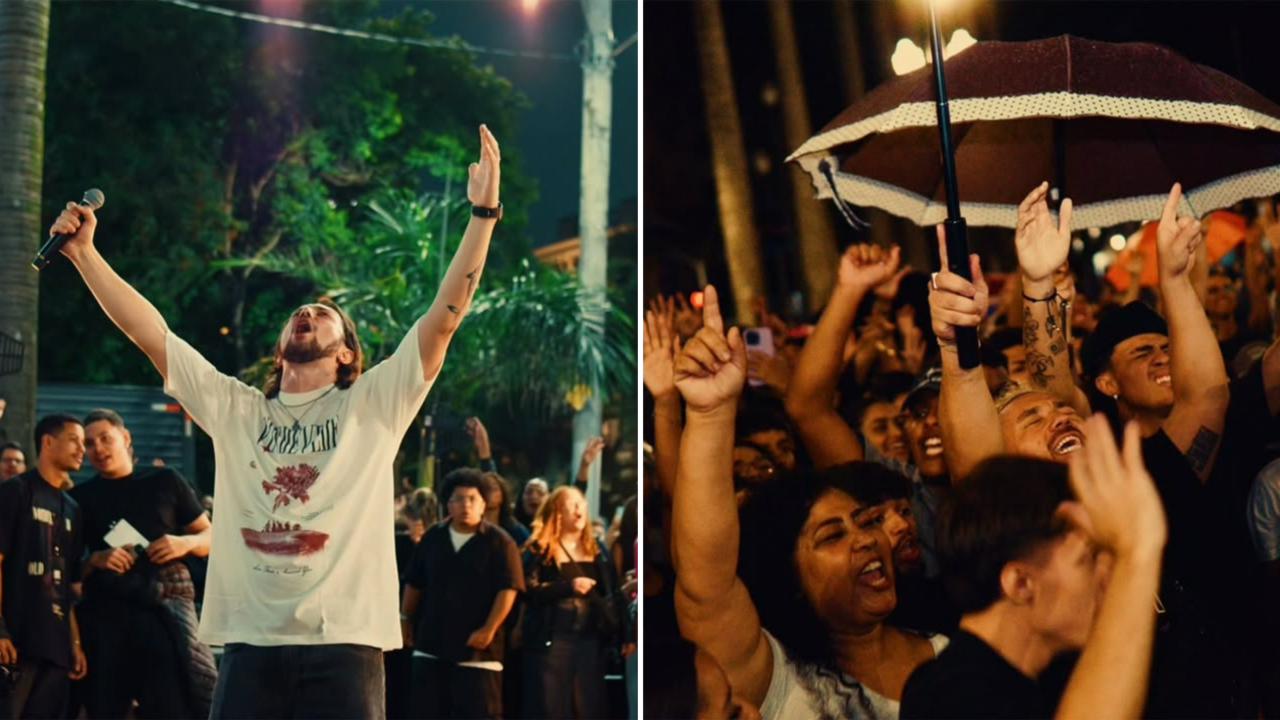 Sob chuva, centenas de jovens adoram Jesus na Praça da Sé: ‘O Evangelho foi pregado’