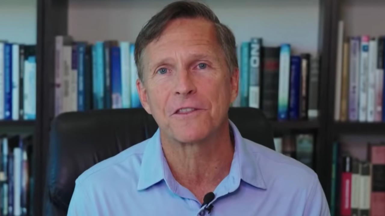 Ex-cético que estudou 1.500 experiências de quase morte diz que casos se alinham à Bíblia