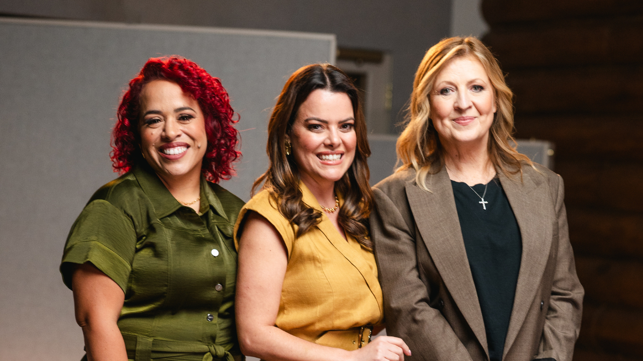 Ana Paula Valadão canta versão trilíngue de “Aclame ao Senhor” com Darlene Zschech