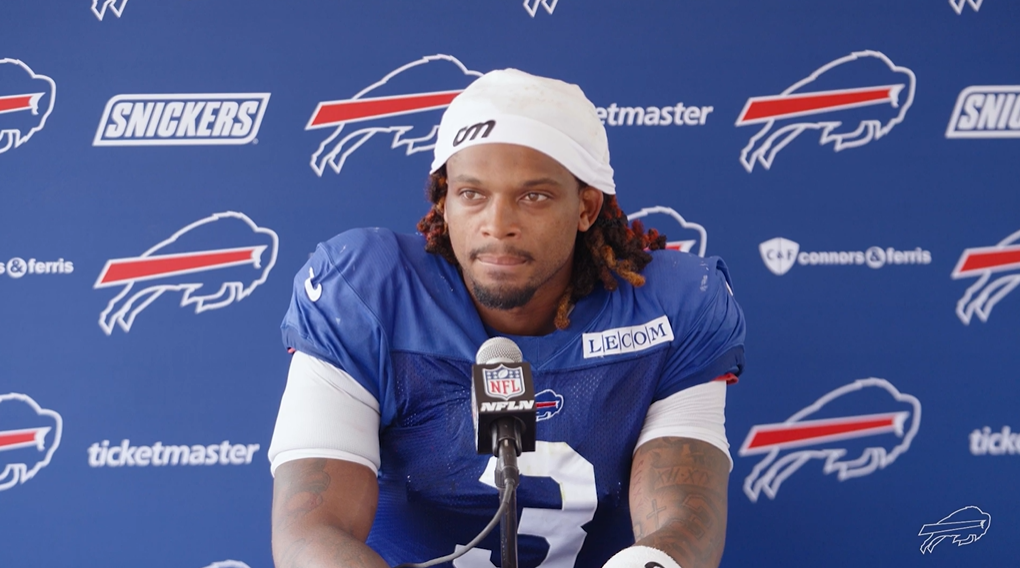 Três anos após parada cardíaca, jogador da NFL é batizado: ‘Me deu paz’