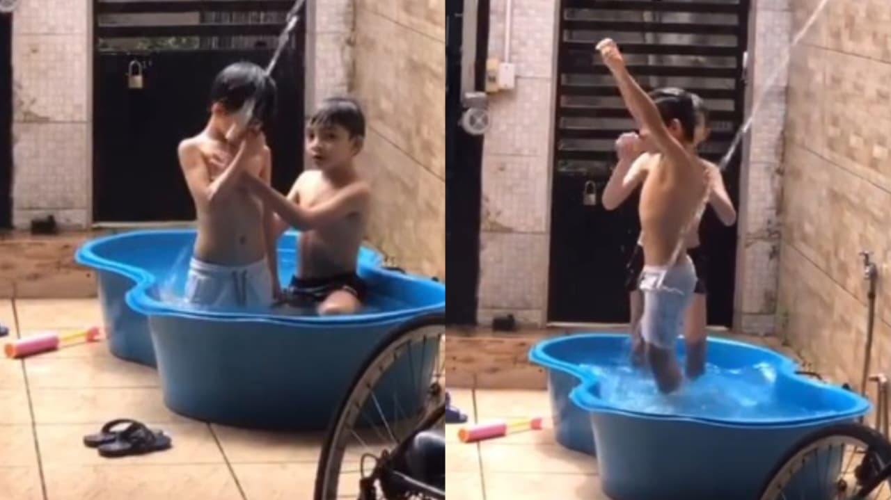 Menino batiza amigo na piscina de casa: “Nova criatura”