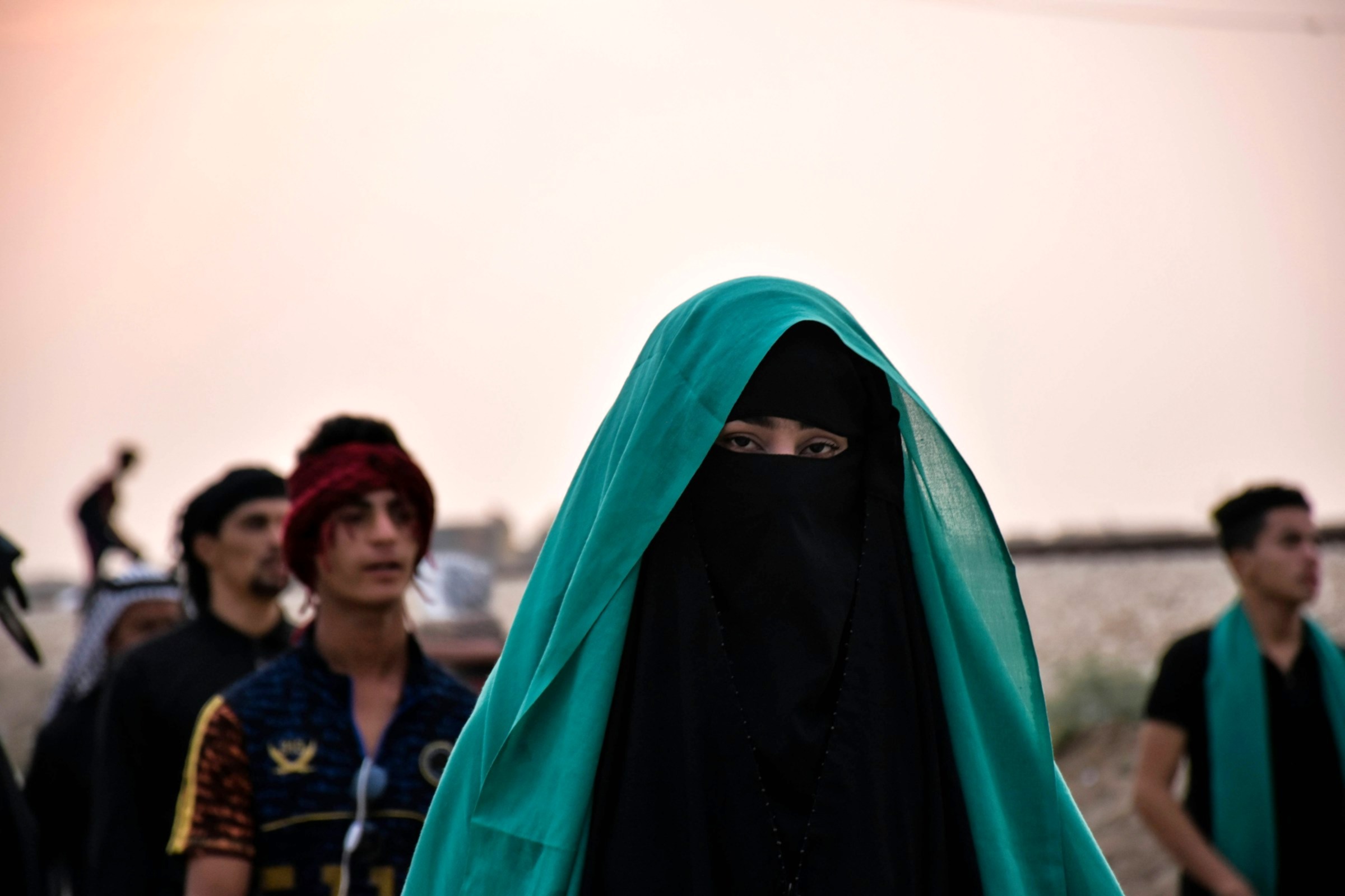 Talibã emite decreto autorizando homens a espancarem esposas no Afeganistão