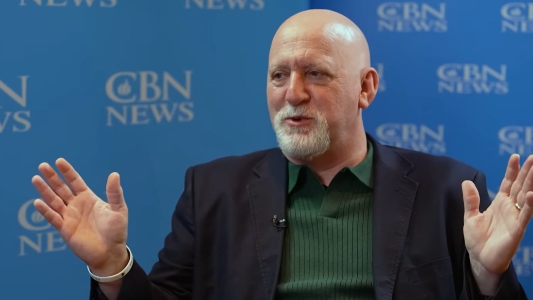 Judeu lê a Bíblia para refutar o Novo Testamento e se converte: 