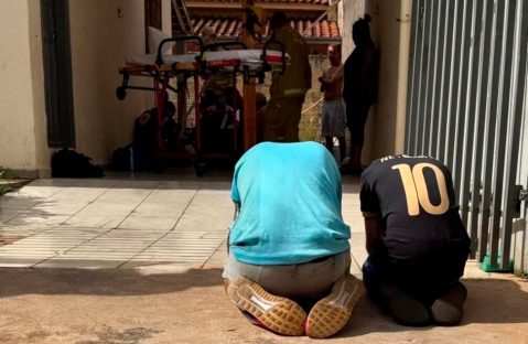 Adolescentes oram de joelhos por amigo que caiu de telhado: “Sabem o valor da oração”