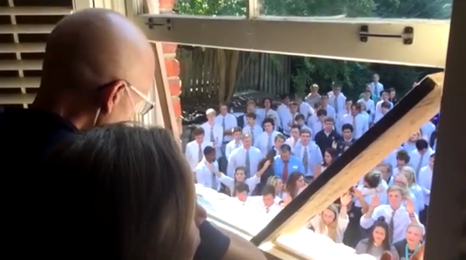 Mais de 400 alunos cantam louvores diante da casa de professor com câncer terminal