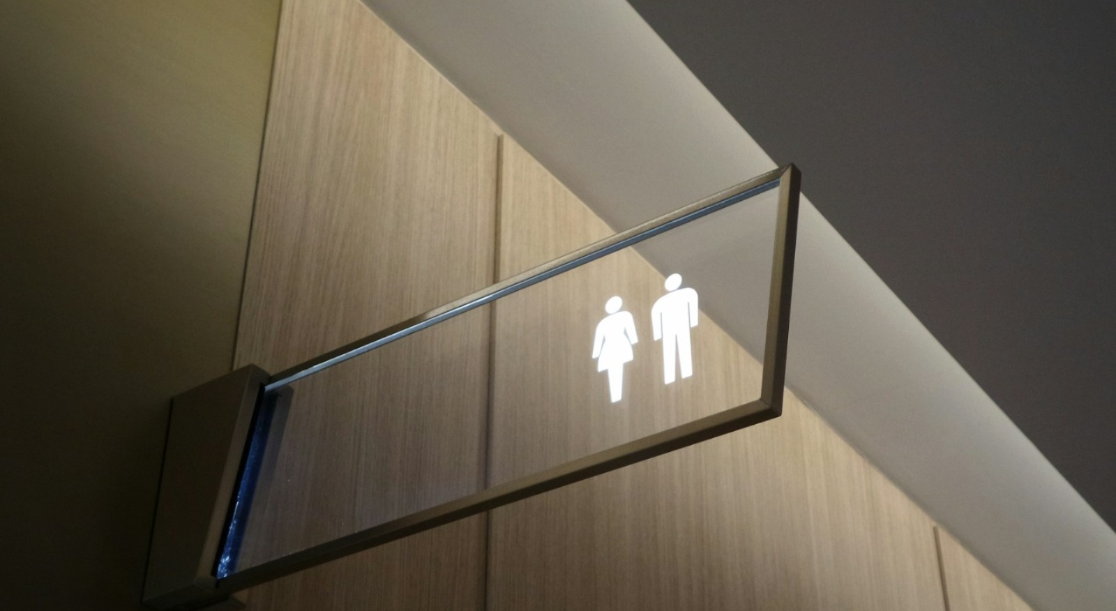 Pastor é processado após impedir trans em banheiro feminino de igreja em SP