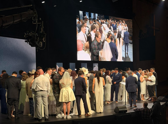 Após desafio pastoral, 52 casais que viviam juntos se casam: ‘Desejaram honrar a Deus’