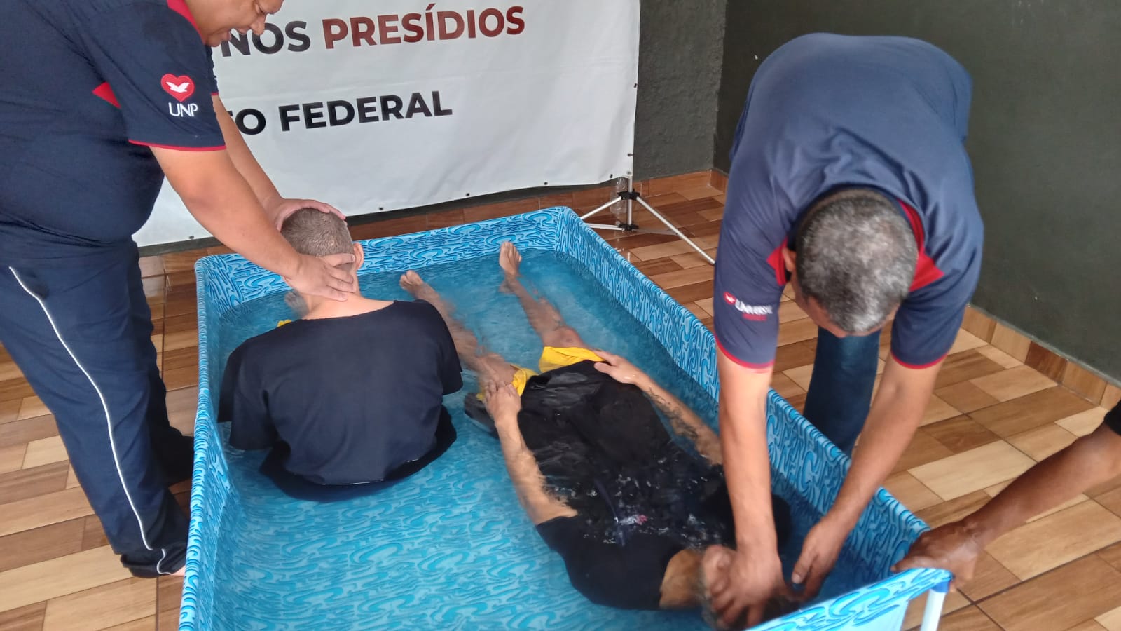 Mais de 50 detentos são batizados em ação evangelística dentro de presídio em GO