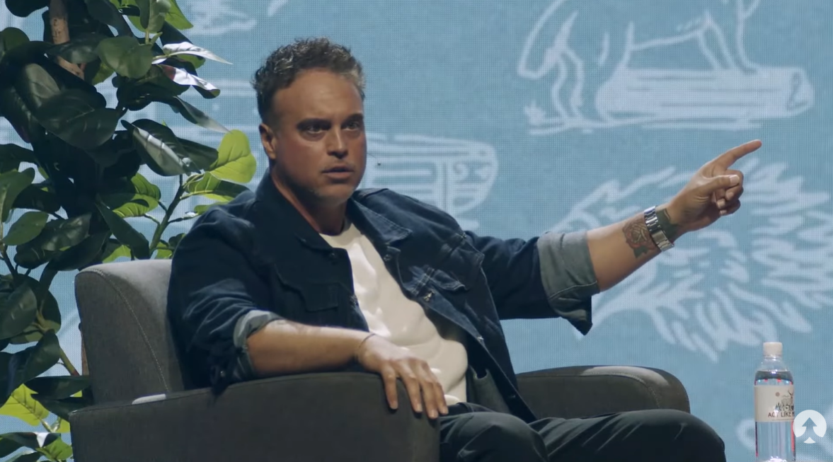 Ex-ator pornô que virou pastor diz que “silêncio espiritual” impede propósito de Deus