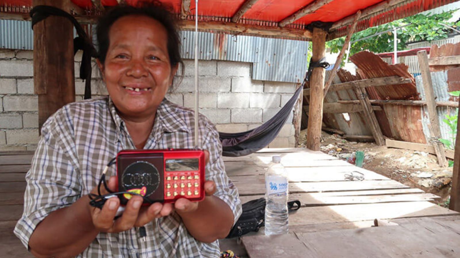 Viúva que teve casa reformada por missão aceita Jesus no Camboja: “Decidi segui-lo”