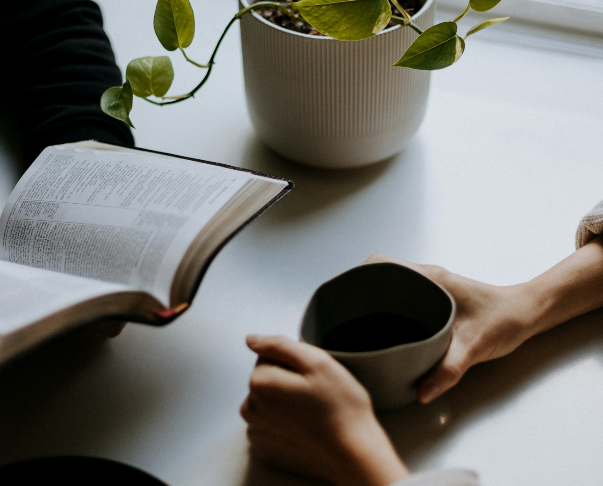 Violência com maquiagem sagrada!