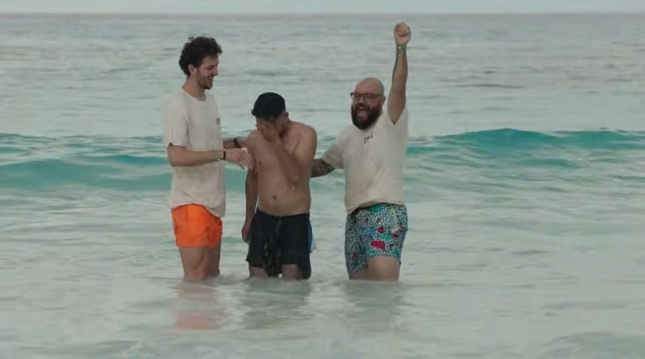 Após evangelismo, dezenas de pessoas são batizadas em praia de Cancún